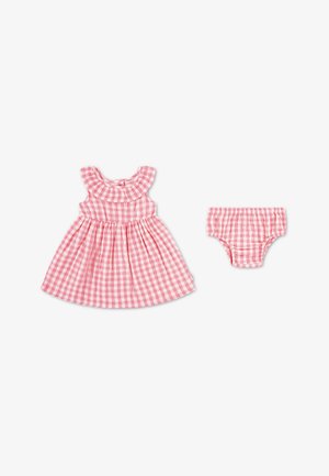 Vaaleanpunainen gingham-ruutukuosinen mekko röyhelöisellä kaula-aukolla ja levenevällä helmalla, mukana samanväriset gingham-ruutukuosiset alushousut. Puuvillasekoitekangas.
