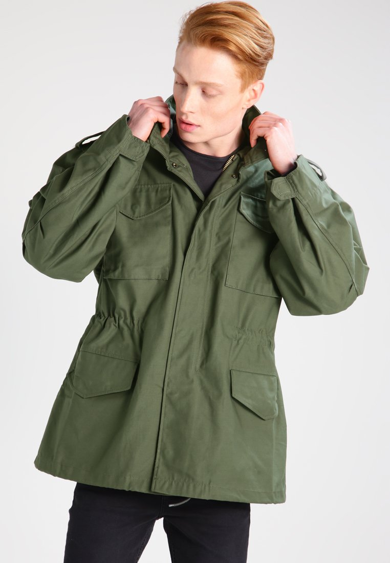 Geacă parka verde oliv cu închidere cu fermoar, două buzunare laterale și șnur ajustabil la talie; realizată dintr-un material durabil.