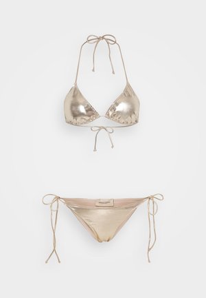 Metallic guld bikini sæt med trekantet top og bindebånd i siden. Glat tekstur med tynde stropper og minimalistisk design.