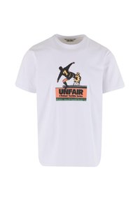 Biała bawełniana koszulka z graficznym nadrukiem skateboardzisty oraz tekstem "UNFAIR" w kolorze pomarańczowym, z kontrastującymi kolorami i wyraźnymi konturami.