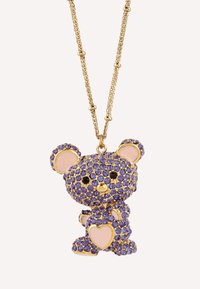 Gouden ketting met een paarse, met edelstenen bezette berenhanger met roze accenten en een hart op de borst, gedetailleerd met zwarte ogen.