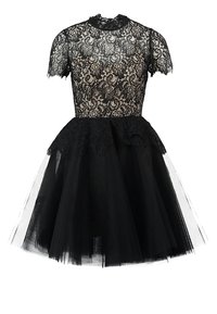 Svart klänning med en spetstopp och korta ärmar, hög krage och en kjol gjord av lager av tyl, vilket ger en voluminös look.