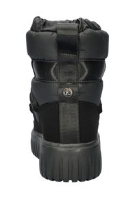 Zwarte hoge sneakers met een padding aan de bovenkant, een gestructureerde stof, verstelbare riemen en een rubberen zool met een patroon.