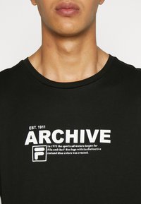 Fila BURBACH TEE - Print T-shirt - black