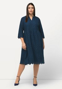 Ulla Popken EN AJOURÉE LIGNE EN A COL ET MANCHES 3/4 - Denní šaty - steel blue