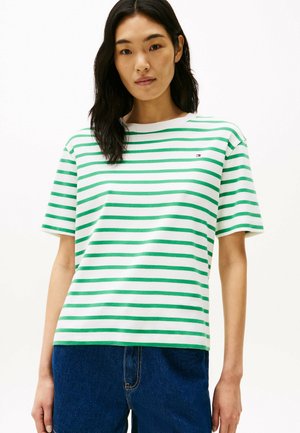 Camiseta a rayas verdes y blancas con cuello redondo, mangas cortas y un pequeño logo en el pecho, fabricada con una suave mezcla de algodón.