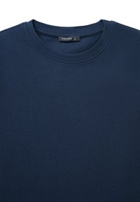 Navy blue ribbed crewneck sweatshirt made of soft fabric, featuring a label with the brand name "Calliope" and size "L."