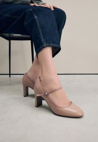 Next REGULAR FIT - FOREVER COMFORT ROUND TOE MARY JANE BLOCK COURT - Tacones - blush nude