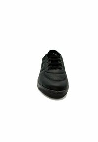 Sorte lædersneakers med tekstureret finish, rund tå, snørebånd fortil og polstret sål. Simpelt design med minimale detaljer.