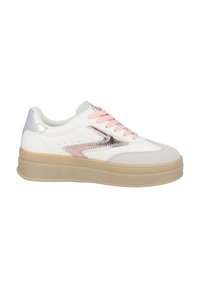 Zapatilla blanca con cordones rosas, detalles plateados y un logo metálico rosa. Presenta una suela gruesa color beige y un panel de ante gris texturizado.
