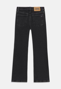 Svarta denimjeans med rak bendesign, med en läderlogotyp patch på den bakre midjebandet och två bakfickor.