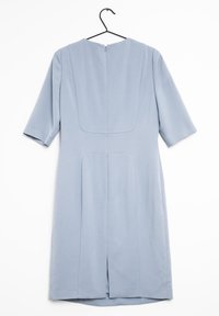 Robe bleu clair sur un cintre noir, avec des manches courtes, un col rond, une fermeture éclair au dos et une fente au centre du dos. Texture du tissu lisse.