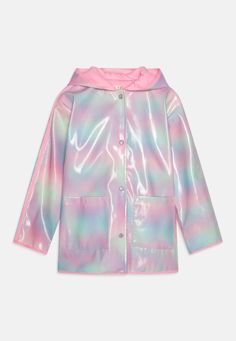 Een hoodie regenjas in iriserende pastelkleuren met een glanzende afwerking, voorzien van twee voorzakken en roze rand langs de randen.