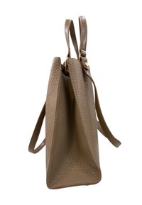 Borsa a tracolla in pelle testurizzata color talpa con un design strutturato, due manici superiori e profilo snello. Presenta dettagli in metallo dorato.