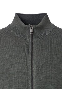 Graue Strickjacke mit Reißverschluss, die einen hohen Kragen und einen schwarzen Reißverschluss aufweist, mit gerippter Textur und Details entlang des Kragens und des Reißverschlussbereichs.