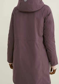 Ciepły, długi, fioletowy puchowy płaszcz z kapturem, elastycznymi mankietami i gładkim, wodoodpornym materiałem. Lekko zwężony w talii.