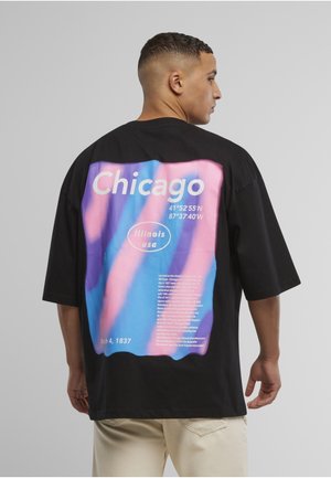 - T-shirt z nadrukiem