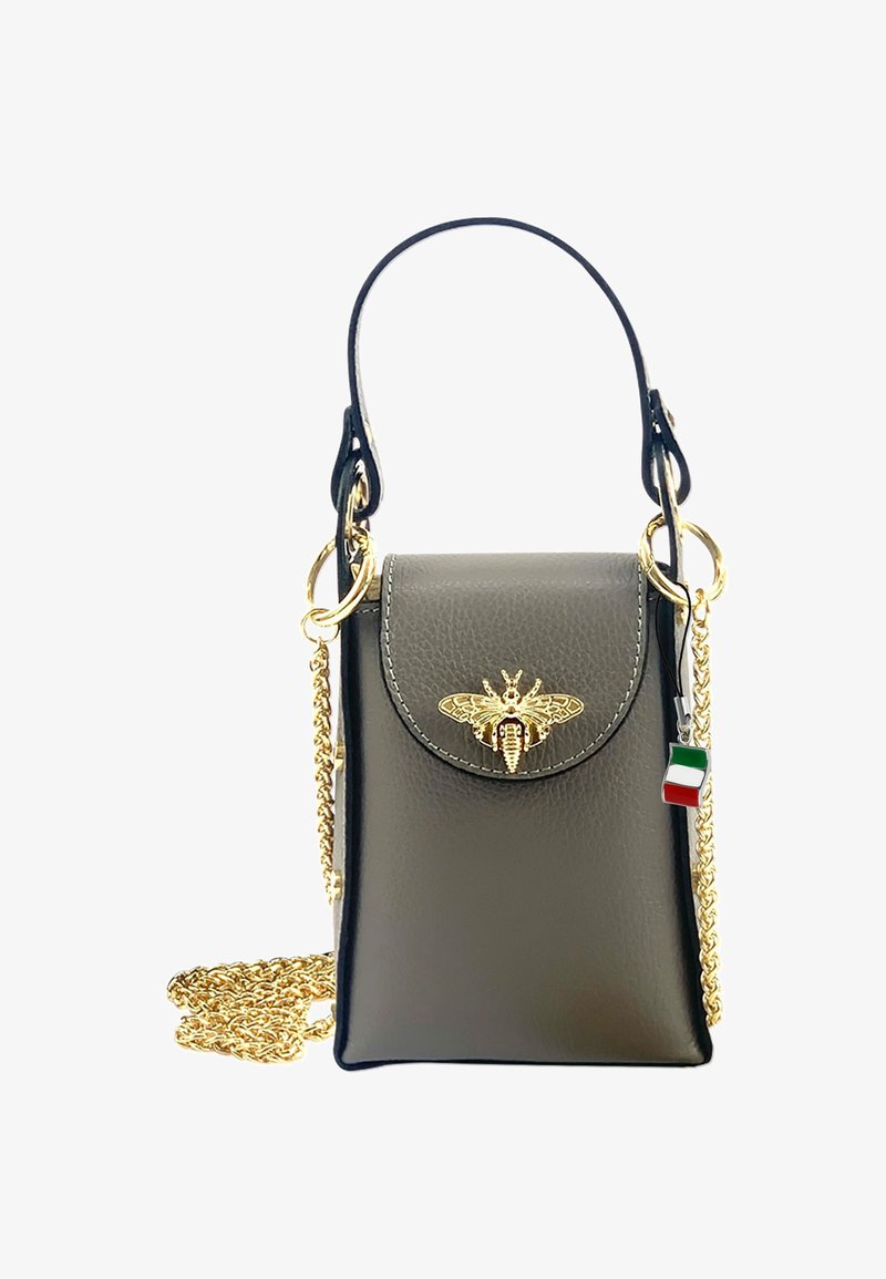 Dunkelgraue Leder-Crossbody-Tasche mit goldenem Bienenemblem, Kettenriemen und Charm der italienischen Flagge; strukturierte Form mit umschlagbarem Deckel.