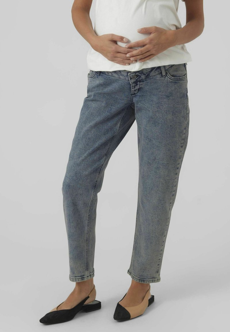 Jeans in denim blu con una vestibilità rilassata, gamba leggermente affusolata e design a cinque tasche. Indossati con ballerine in due tonalità, nere e nude.