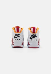 Jordan JUMPMAN MVP - Basketballsko - white/cardinal red/vivid orange/black