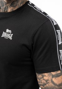 Lonsdale NORMALE PASSFORM BRINDISTER - Apdrukāts T-krekls - black white