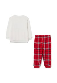 Top de forro blanco de manga larga con cuello redondo, combinado con pantalones de pijama de cuadros rojos con patrones de rejilla en blanco y negro.