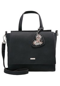 Svart läderhandväska med strukturerad form. Har handtag upptill, justerbar axelrem och en dekorativ charm i form av ett hjärta med blommor.