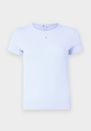 Tricou scurt cu mânecă scurtă de culoare bleu deschis, fabricat din material ribat. Dispune de un guler rotund și un mic accent cu logo pe piept.