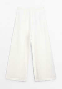 Pantalons larges blancs en tissu léger. Dotés d'une taille haute et d'une coupe droite avec une texture subtile. Pas de fermeture visible.