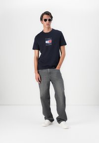 Tommy Hilfiger LINEAR FLAG GRAPHIC TEE UNISEX - T-shirts print - desert sky