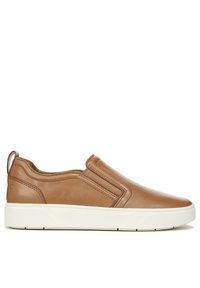 Tan leren instapsneaker met een gladde afwerking, elastische zijpanelen en een witte rubberen zool. Bevat een lichte achterste hiel lus.
