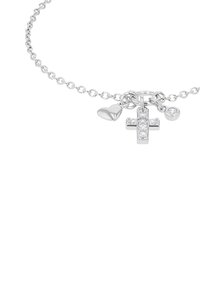 Pulsera en tono plateado con un charm de cruz adornado con estrás, un charm de corazón y un colgante circular, todo en una cadena enlazada.