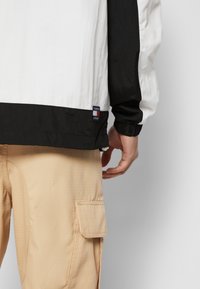 Tommy Jeans CHICAGO UNISEX - Allvädersjacka - black/deep crimson/white