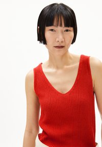 Rood geribbelde gebreide tanktop met een V-hals en mouwloos ontwerp, met een textuurstof voor een aansluitende pasvorm.