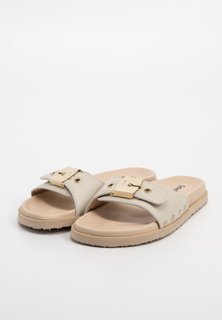 Slide-Sandalen mit einem hellbeigen Obermaterial, das über eine Schnallenverzierung und goldene Elemente verfügt. Weiche Sohle mit strukturierter Oberfläche für guten Halt.