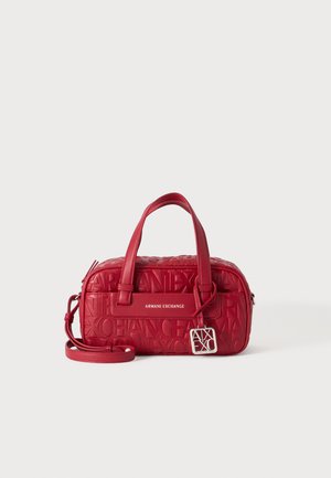 Κόκκινη γυναικεία τσάντα Armani Exchange με ανάγλυφο σχέδιο λογότυπου, δύο χερούλια, αποσπώμενο ιμάντα ώμου και μεταλλικό κρεμαστό με το σήμα A|X μπροστά.