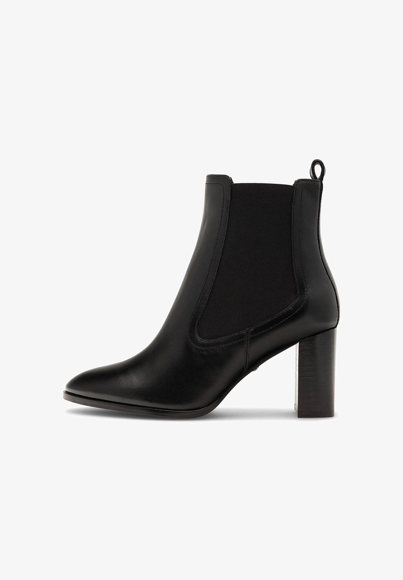 Czarny skórzany botek sięgający kostki z wąskim noskiem, elastycznymi bocznymi panelami i drewnianym klinowym obcasem. Gładka powierzchnia i minimalne zdobienia.