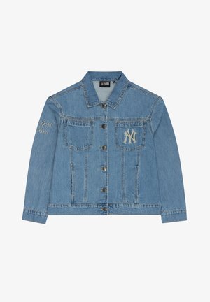 Lys blå denimjakke med knaplukning, to frontlommer og broderet New York Yankees-logo på venstre bryst og ærme.