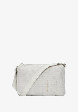 Borsa di forma rettangolare, realizzata in tessuto grigio chiaro testurizzato, con una lunga tracolla regolabile e chiusura con zip. Branding discreto visibile.