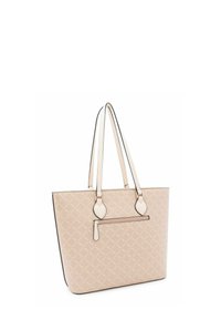 Sac fourre-tout beige avec un motif texturé, des poignées longues, une poche avant zippée, et des accents de quincaillerie dorée brillante. Matière synthétique douce.