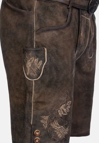 Braune Ledershorts mit gestickten Motiven, geschwungenen Taschen und dekorativen Knöpfen. Verfügt über Textilmaterial mit Struktur und hellen, kontrastierenden Nähten.