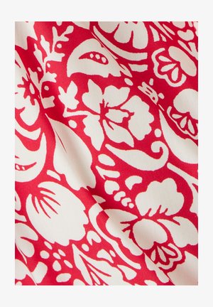 Rode stof met ingewikkelde witte bloempatronen, met verschillende vormen zoals bloemblaadjes en bladeren, die een gestructureerd, levendig ontwerp vormen.