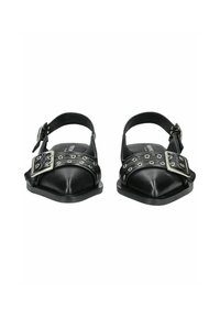 Czarne skórzane buty slingback z kwadratowym czubkiem, ozdobną klamrą i ćwiekowanymi akcentami na pasku. Płaska podeszwa i minimalistyczny design.