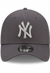 Graue Baseballmütze aus Stoff mit einem gebogenen Schirm. Auf der Vorderseite befindet sich ein gesticktes weißes "NY"-Logo und ein 39THIRTY-Label auf dem Schirm.