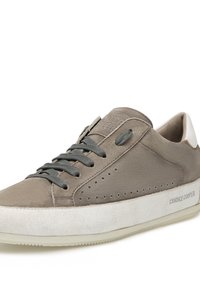 Sneaker in suede grigio con lacci scuri e design perforato. Presenta una suola in gomma bianca e un lato brandizzato. Tessuto liscio con accenti invecchiati.