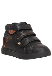 Sneaker alte nere in pelle sintetica con due cinturini in velcro, cuciture arancioni e un pannello posteriore testurizzato con logo.