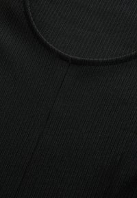 Fekete bordázott anyag finom textúrával, lekerekített nyakkivágással és függőleges varrással a középső részen.