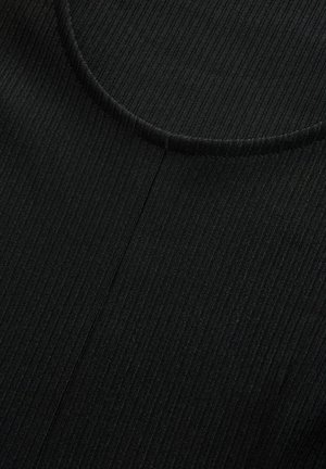 Fekete bordázott anyag finom textúrával, lekerekített nyakkivágással és függőleges varrással a középső részen.