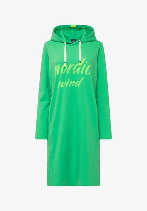 Zielona sukienka z kapturem, wykonana z miękkiego materiału, z długimi rękawami, bocznymi rozcięciami oraz napisem "nordic wind" w jasnym zielonym kolorze.