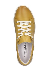 Gelbe Leder-Sneaker mit weißen Schnürsenkeln. Verfügt über eine runde Schuhspitze, durchbrochene seitliche Details und ein Logo-Embossing auf der Innensohle. Flache Sohle.